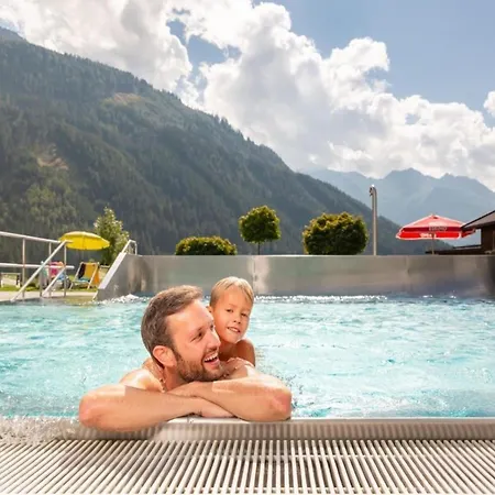 Semesterbostad Detached A Short Walk From The Bus With Connections To The Wildkogel And Zillertal Arena